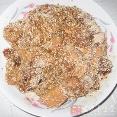 后将肉豆装在盘的另一端，随椒盐味碟上桌即可