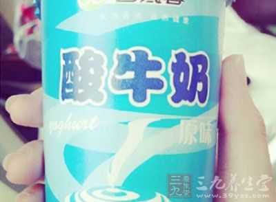 矿泉水、冷茶，牛奶，苹果汁是理想的解渴饮料