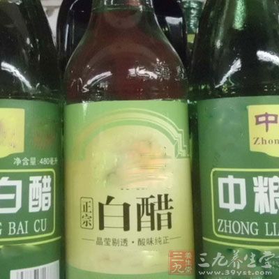 白醋本身有抑菌、美白、软化角质的作用