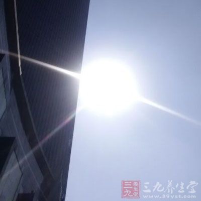 建議夏季不宜在強(qiáng)光下呆太久