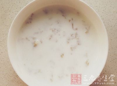 放入燕麦片，烧开后用小火煮至麦片熟烂、浓稠即可