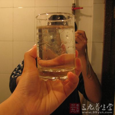 用自來水，使患部冷卻