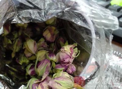 玫瑰花茶:玫瑰花15克,沸水冲泡代茶饮 玫瑰花茶:玫瑰花15克,沸水冲泡代茶饮