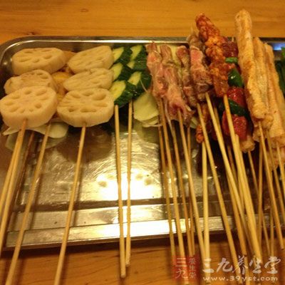 吃的方面一样要多加注意。烧烤一定不能吃 吃的方面一样要多加注意。烧烤一定不能吃
