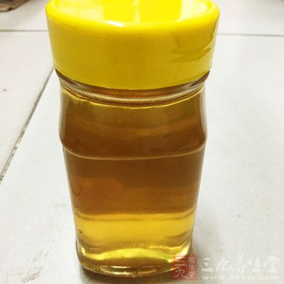 在生活之中常常的食用一些藻类食物、蜂蜜