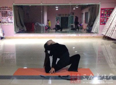 美背瑜伽 想拥有优雅的背影就练这一式瑜伽--三