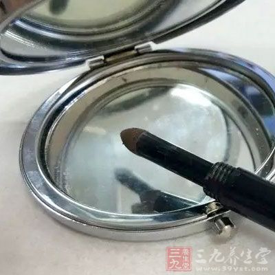 避免使用劣质化妆品