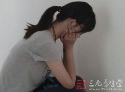 经常闷闷不乐、急躁、紧张、愁眉苦脸