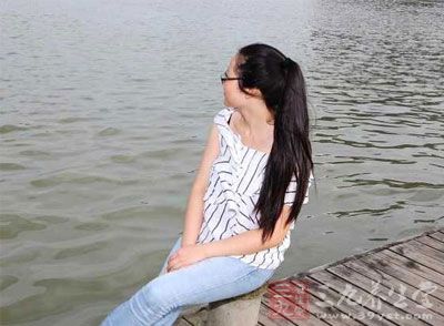 对肾虚的望诊，主要是望神、望头发、望牙齿、望脚部、望前阴几方面