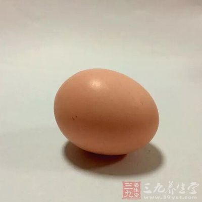 鸡蛋打破后，放进碗里拌匀，将豆浆煮沸后冲入碗中，放入适量的白糖调味即可