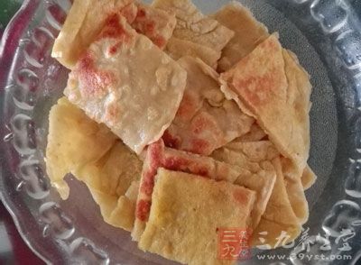 用刀把煎饼切成块，盛上桌食用