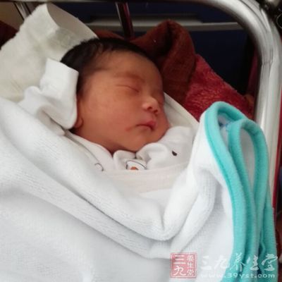 相对於婴儿脸部湿疹