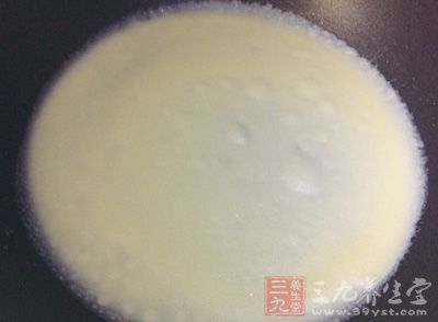 热锅涂薄薄的一层油，加入面糊，用勺子整理成圆形