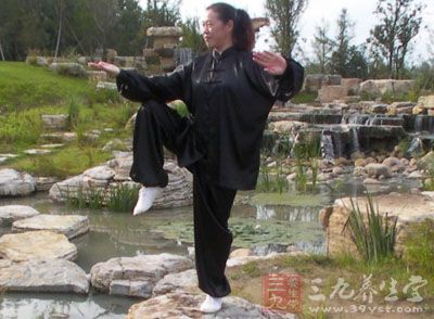 练习杨式太极拳，有助于我们树立良好的精神风貌