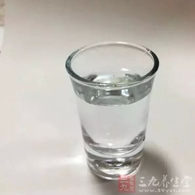 洗澡水中加點白酒可以促進排毒