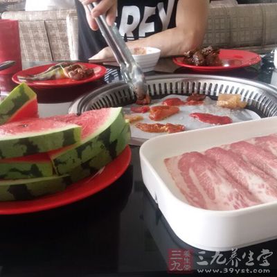 女性进食过多的羊肉也会导致体内雄性激素分泌过多