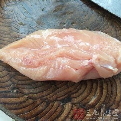 原料：净鸡脯肉250克