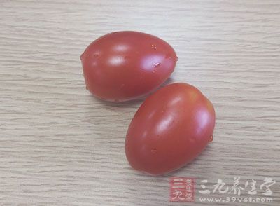 色拉酱，西红柿，生菜，香肠，鸡蛋