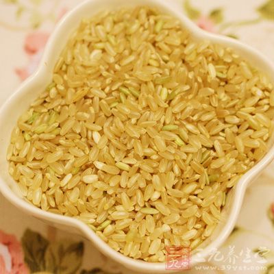 糙米能够降低血脂和胆固醇，预防高血压等心血管疾病的发生