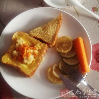 少吃多餐。在急性肠胃炎症状消失后，患者才可以在饮食中包含固体食物。