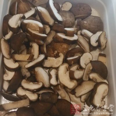 準(zhǔn)備好香菇適量