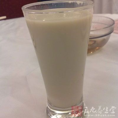 在酸奶中含有大量的乳酸菌，這種物質(zhì)不僅僅可以維護(hù)腸道的正常功能，同時(shí)它還具有減少某些致癌物質(zhì)的功效