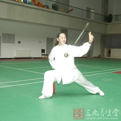 适合做有氧运动，可选择太极拳、太极剑