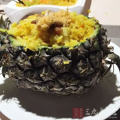 菠萝俗称“凤梨”，是一种清爽多汁的热带水果