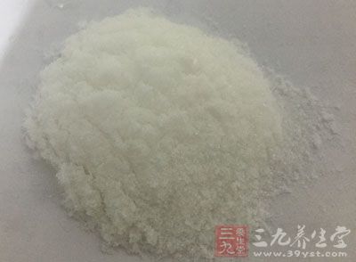 用食盐洗头发对治疗脱发效果相当好。