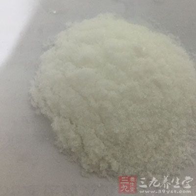 用茄子根和盐煮的水洗脚，即可治好脚气病