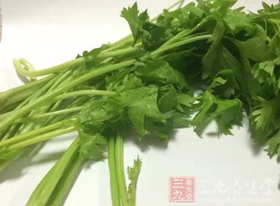 芹菜擇洗干凈，切段