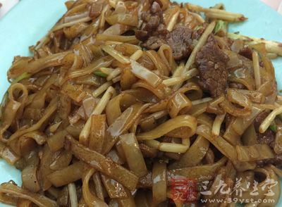 不要吃垃圾食品，這樣的確能讓你的小肚子“餓”下去