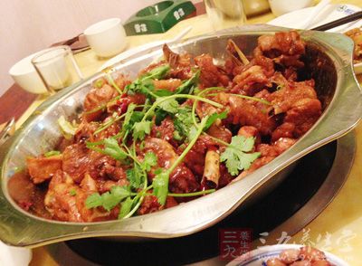 溫性食物的羊肉也成為很多男士進(jìn)補(bǔ)的第一選擇