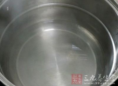 锅中加一些清水