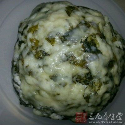 蒜汁，4-5瓣蒜，用壓蒜器壓成蒜泥，加生抽、香油、少許鹽、一點(diǎn)兒涼白開兌開