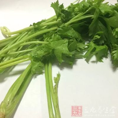 芹菜去根，洗干凈切成寸斷