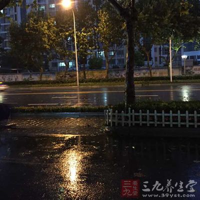 秋季晴雨无常也会诱发关节炎