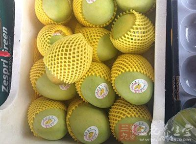 芒果是我们熟悉的一种水果，富含膳食纤维，营养价值很高，被誉为热带水果之王