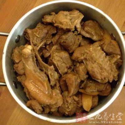 大火煮开后改中火收汤汁，把桂皮、大料捡出不要，后加入鸡精即可盛盘，红烧鸭子做好了