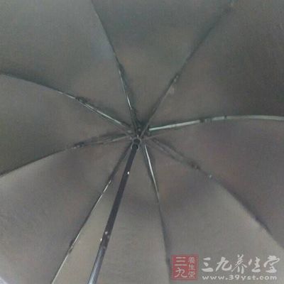 眼角突然瞄到了雨伞架上的黑伞