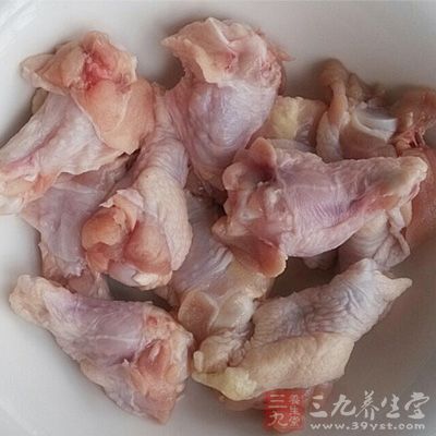 鸡肉味甘，微温，能温中补脾，益气养血