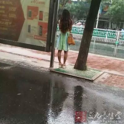 打开伞跟柳澈道别以后走进了雨中