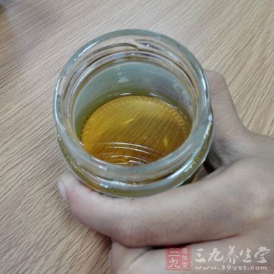 蜂蜜之所以能够治疗烧伤和烫伤因为蜂蜜中含有酸性物质