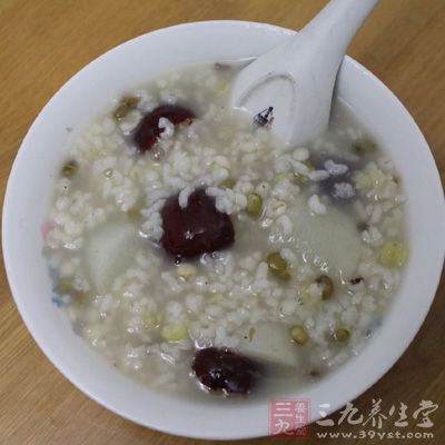 將荸薺粉和白糖入鍋攪勻，即可盛起食用