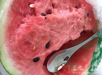 吃冰西瓜牙酸痛并非都是牙敏感 也可能是牙隐