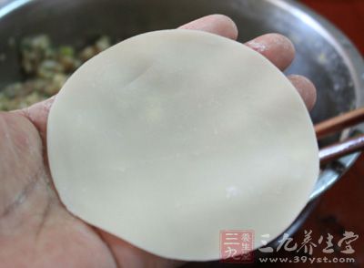 饺子皮200g，香菜2根，番茄1个，韭菜30g，黄豆芽30g，菠菜30g