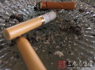 抽烟且嚼食槟榔