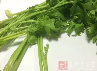 应限量摄取富含草酸的食物，包括豆类、甜菜、芹菜