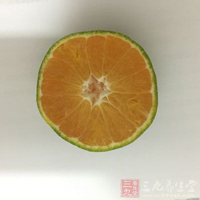 柠檬味酸甘、性平，具有抗菌消炎、清热化痰、健脾和胃的功效，对肾结石者有益