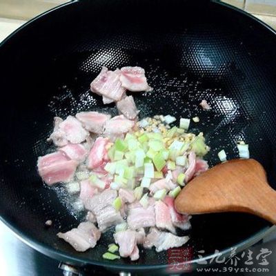 将猪肉下锅煸炒出油